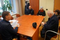 spotkanie pokrzywdzonego który zgubił pieniądze z przedstawicielami świętochłowickiej komendy . Przekazanie gotówki