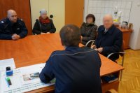 spotkanie pokrzywdzonego który zgubił pieniądze z przedstawicielami świętochłowickiej komendy . Przekazanie gotówki