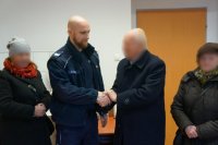 spotkanie pokrzywdzonego który zgubił pieniądze z przedstawicielami świętochłowickiej komendy . Przekazanie gotówki