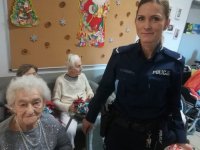 Mundurowa miejscowej komendy podczas wizyty mikołajkowej w świętochłowickim zakładzie Opiekuńczo-Leczniczym