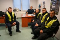 słuchacze szkoły Policji w Katowicach w trakcie odprawy do służby na terenie miasta