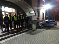 mundurowi miejscowej komendy wraz ze słuchaczami SP Katowice przed wyjazdem w rejon służbowy