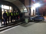 mundurowi miejscowej komendy wraz ze słuchaczami SP Katowice przed wyjazdem w rejon służbowy