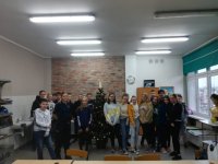 mundurowa świętochłowickiej komendy z uczniami klasy 7 SP nr 1 po prelekcji o odpowiedzialności karnej nieletnich