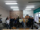 mundurowa świętochłowickiej komendy z uczniami klasy 7 SP nr 1 po prelekcji o odpowiedzialności karnej nieletnich