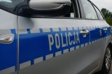 napis policja na drzwiach radiowozu