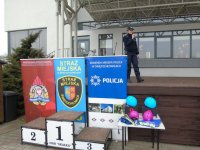 mundurowa podczas otwarcia eventu. Poniżej banery organizatorów i podium