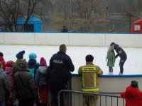 uczestnik wydarzenia podczas przejazdu na lodowisku w ramach konkursu na najszybszy slalom