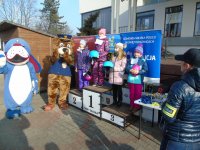 zwycięzcy rywalizacji na podium po wręczeniu nagród