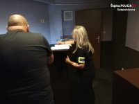 policjantka z Wydziału PG w trakcie prowadzenia czynności procesowych z mężczyzną znajdującym się w salonie gier