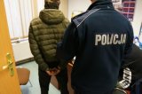 policjant z zatrzymanym nieletnim uciekinierem