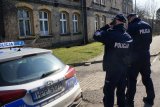 policjanci podczas prowadzenia kontroli osób objętych kwarantanną