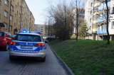 policjanci podczas odtwarzania z radiowozu przez megafon apelu o pozostanie w domach