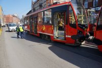 mundurowi podczas kontroli transportu publicznego w związku z przestrzeganiem nowych przepisów wynikających z Rozporządzenia Miniastra Zdrowia