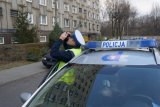 policjant w trakcie prowdzenia kontroli osoby objętej kwarantanna