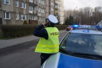 policjant podczas prowdzenia kontroli osoby objętej kwarantanną