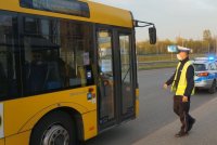 policjant podczas sprawdzania środka transportu pod kątem nowych obostrzeń