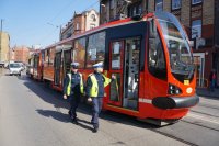 mundurowi podczas prowdzenia kontroli tramwaju pod kątem ilości osób zgodnie z nowymi przepisami