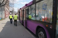 wspólny patrol mundurowego ze świetochłowickiej komendy z żołnierzem Wot na terenie Świętochłowic podczas kontroli transportu publicznego