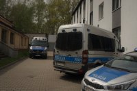 Radiowozy Oddziałów Prewencji Policji w Katowicach zaparkowane przed KMP Świętochłowice