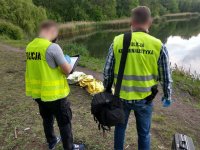 policjant z Zespołu techniki kryminalistycznej oraz policjant z pinou dochodzeniowo śledczego podczas oględzin miejsca zdarzenia