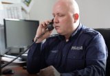 policjant odgrywający rolę dyżurnego święochłowickiej komendy podczas odbierania zgłoszenia