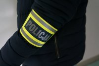 opaska z napisem policja na ręce policjanta z wydziału kryminalnego