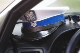 czapka policjanta z wydziału ruchu drogowego wewnątrz radiowozu