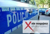 napis policja na drzwiach radiowozu, obok hasło kampanii &quot;nie reagujesz, akceptujesz&quot;