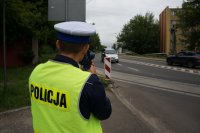 policjant podczas prowadzenia pomiaru prędkości przy użyciu urządzenia Trucam