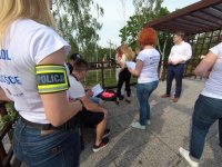 organizatorzy projektu &quot;Wakacyjny patrol&quot; podczas rozdawania karnetów na obiekty sportowe na terenie Osir Skałka