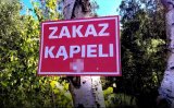 Na zdjęciu tabliczka z napisem zakaz kąpieli