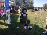 Uczestniczka pikniku militarnego prezentująca się w policyjnym wyposażeniu