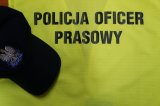 napis policja oficer prasowy na żółtym tle, po lewej stronie czapka policyjna z orłem na przodzie i napisem policja