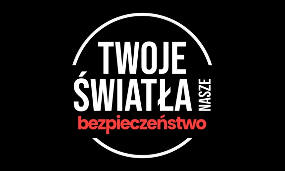 Na zdjęciu widać czarne tło na nim napis twoje światła twoje bezpieczeństwo