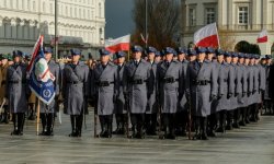 Uroczyste obchody z okazji Narodowego święta niepodległości. Na zdjęciu policjanci w szyku kompanii honorwej wraz z pocztem sztandarowym