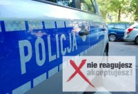 Napis policja na drzwiach radiowozu. W prawym dolnym roku logo kampanii nie reagujesz akceptujesz