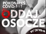 plakat na którym widac rekę pielęgniarki ze strzykawką oraz ręke policjanta w trakcie pobrania krwi. Na zdjęciu napis Pokonałeś covid-19? Oddaj osocze