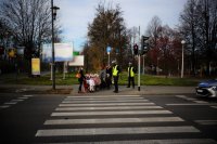 Na zdjęciu jedno ze świętochłowickich skrzyżować. Mundurowi nauczają grupę przedszkolaków bezpiecznego przechodzenia przez jezdnię