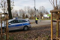 Na zdjęciu jedno ze świętochłowickich skrzyżować. Mundurowi w trakcie oczekiwania na przedszkolaki w celu nauki bezpiecznego przechodzenia przez jezdnię