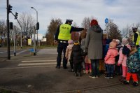 Na zdjęciu jedno ze świętochłowickich skrzyżować. Mundurowi uczy grupę przedszkolaków bezpiecznego przechodzenia przez jezdnię