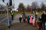mundurowi w trakcie nauczania przedszkolaków bezpiecznego przechodzenia przez jezdnię