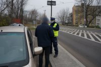 policjant w trakcie kontroli pojazdu oraz kierującego w trakcie działan Bezpieczne skrzyżowania