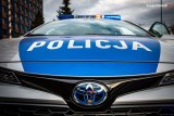 napis policja na masce nowego radiowozu. w tle budynek KWP Katowice