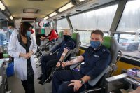 Na zdjęciu wnętrze autobusu. Na zdjęciu widać mundurowych podczas oddawnia krwi oraz pracownice Regionalnego Centrum Krwiodawstwa i Krwiolecznictwa w Katowicach