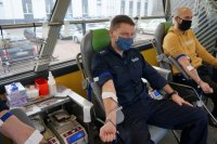 Na zdjęciu wnętrze autobusu. Na zdjęciu widać mundurowych w trakcie oddawnia krwi