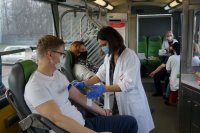 Na zdjęciu wnętrze autobusu. Na zdjęciu widać Prezydenta Miasta Świętochłowice w trakcie oddawania krwi. W tel widać zastępcę szefa świętochłowickiej Policji.