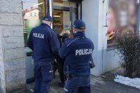 policjanci w trakcie kontroli sklepu z inspektorami sanitarnymi pod kątem przestrzegania obostrzeń