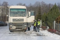 Kontrola pojazdu przewożącego odpady przed mundurowych z drogówki i  funkcjonariusza ITD.