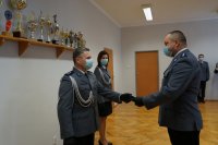 Na zdjęciu Komendant KMP Świętochłowice wręcza medal Funkcjonariuszowi policji